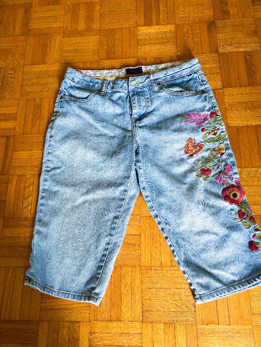 Women's Capri Embroidered Capri Jeans, Size 10 - Picture 2 of 9